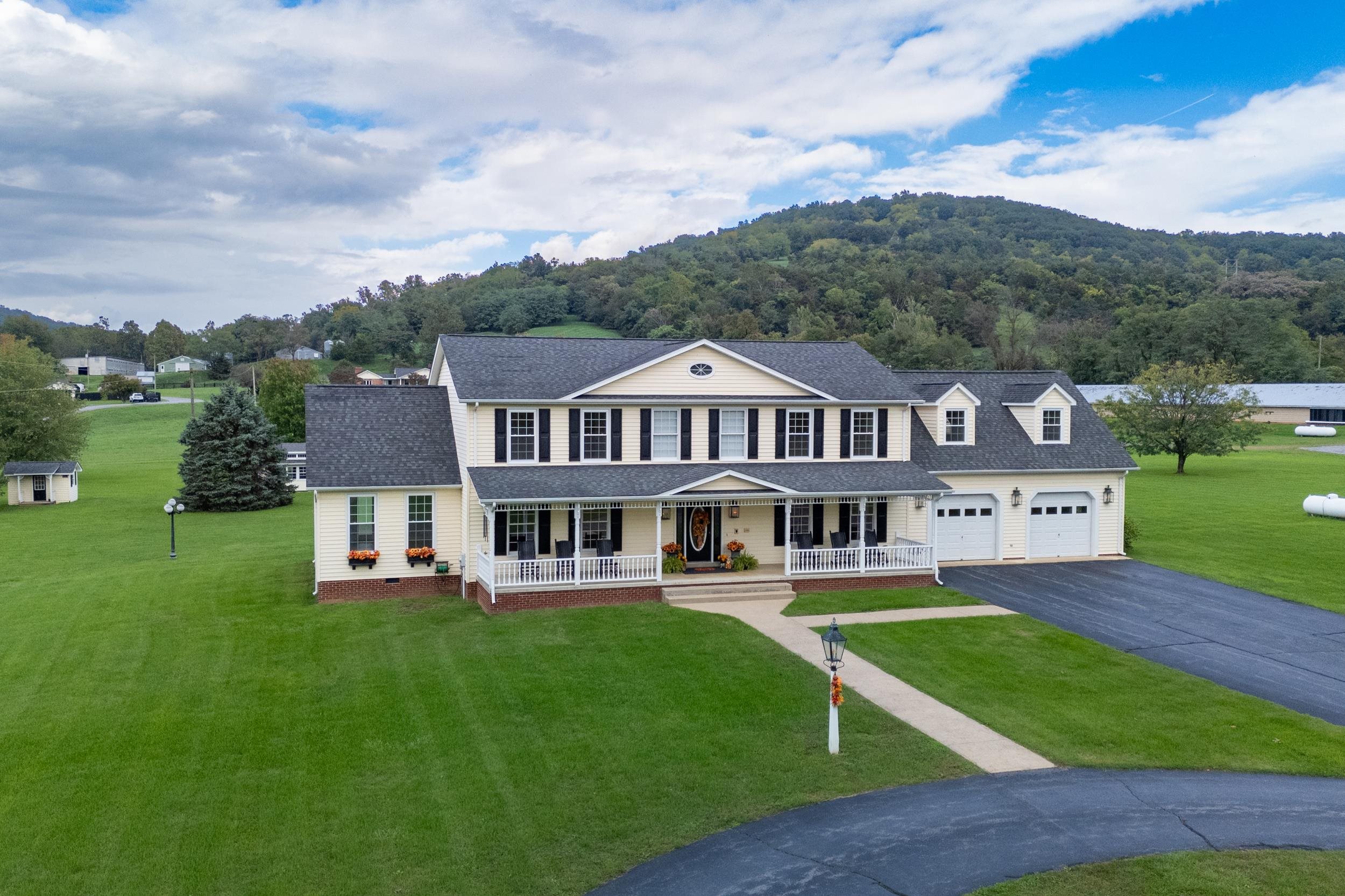 489 KITE HOLLOW RD, STANLEY, Virginia 22851, 5 Bedrooms Bedrooms, ,4 BathroomsBathrooms,Residential,489 KITE HOLLOW RD,657663 MLS # 657663