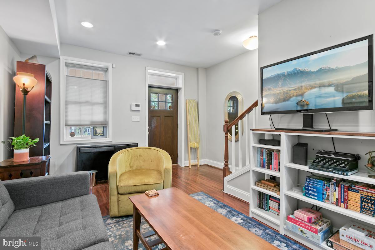 1842 L ST NE, WASHINGTON, District Of Columbia 20002, 2 Bedrooms Bedrooms, 5 Rooms Rooms,2 BathroomsBathrooms,Residential,For sale,1842 L ST NE,DCDC2161278 MLS # DCDC2161278