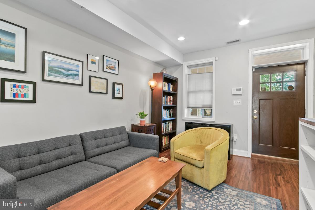 1842 L ST NE, WASHINGTON, District Of Columbia 20002, 2 Bedrooms Bedrooms, 5 Rooms Rooms,2 BathroomsBathrooms,Residential,For sale,1842 L ST NE,DCDC2161278 MLS # DCDC2161278