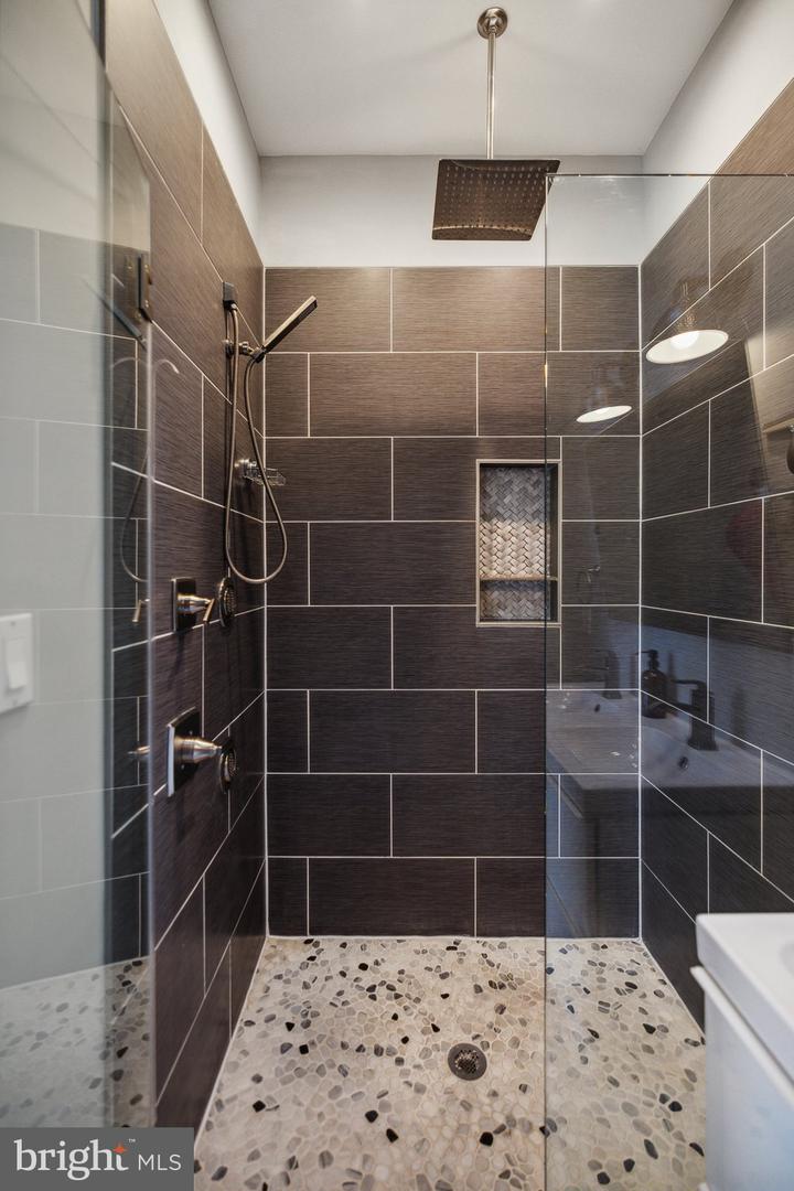 619 16TH ST NE #PH-B, WASHINGTON, District Of Columbia 20002, 3 Bedrooms Bedrooms, ,2 BathroomsBathrooms,Residential,For sale,619 16TH ST NE #PH-B,DCDC2161252 MLS # DCDC2161252