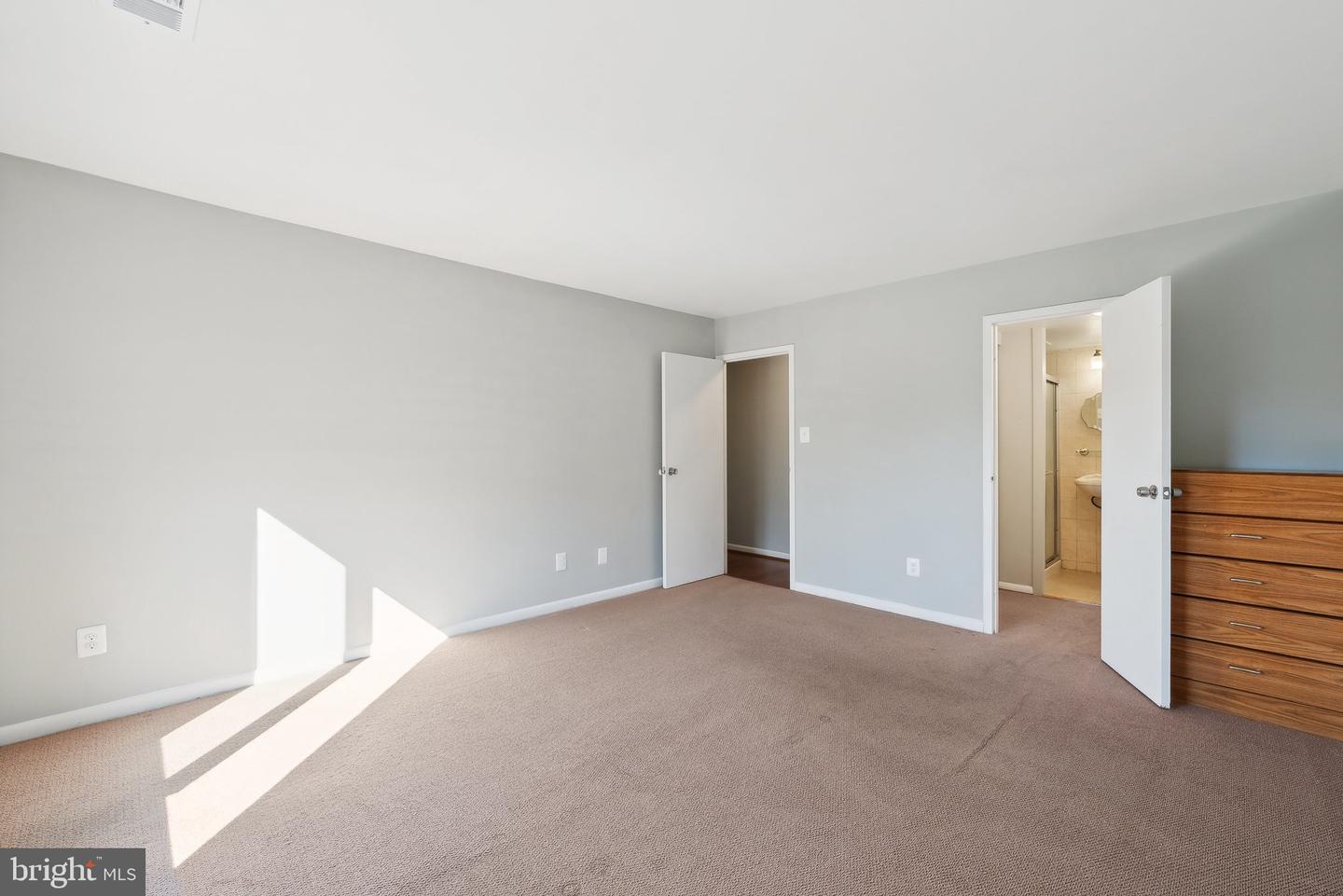 6001 ARLINGTON BLVD #324, FALLS CHURCH, Virginia 22044, 3 Bedrooms Bedrooms, ,2 BathroomsBathrooms,Residential,For sale,6001 ARLINGTON BLVD #324,VAFX2204022 MLS # VAFX2204022