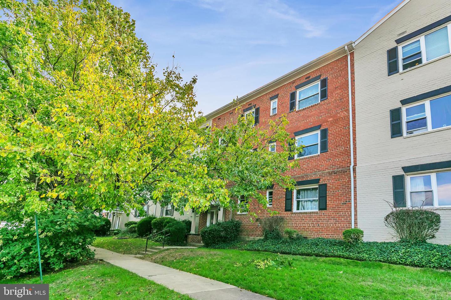 3053 PATRICK HENRY DR #3053-202, FALLS CHURCH, Virginia 22044, 2 Bedrooms Bedrooms, ,1 BathroomBathrooms,Residential,For sale,3053 PATRICK HENRY DR #3053-202,VAFX2205796 MLS # VAFX2205796