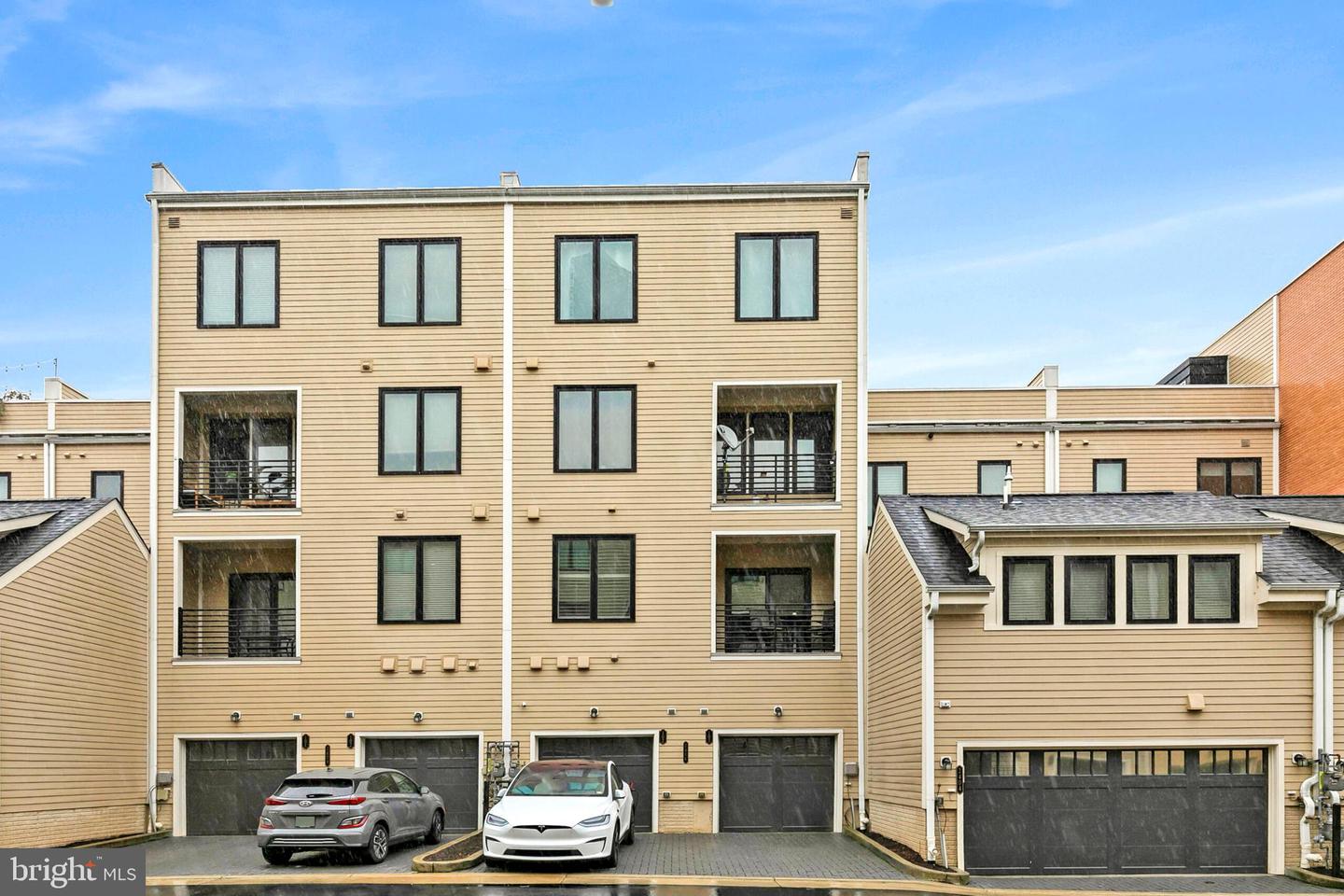 2406 MAIN LINE BLVD #101, ALEXANDRIA, Virginia 22301, 3 Bedrooms Bedrooms, ,2 BathroomsBathrooms,Residential,For sale,2406 MAIN LINE BLVD #101,VAAX2037494 MLS # VAAX2037494