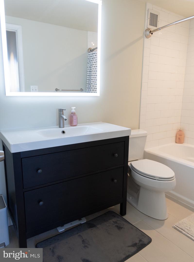 5500 HOLMES RUN PKWY #1207, ALEXANDRIA, Virginia 22304, 1 Bedroom Bedrooms, ,1 BathroomBathrooms,Residential,For sale,5500 HOLMES RUN PKWY #1207,VAAX2038800 MLS # VAAX2038800