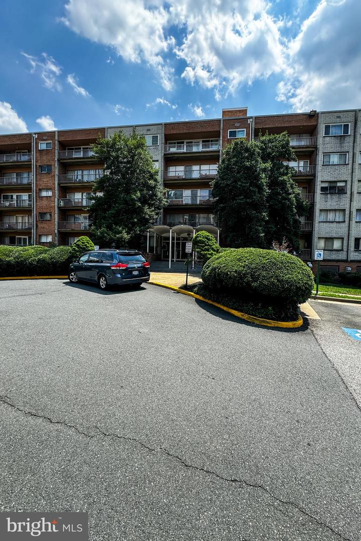 5831 QUANTRELL AVE #204, ALEXANDRIA, Virginia 22312, 2 Bedrooms Bedrooms, ,1 BathroomBathrooms,Residential,For sale,5831 QUANTRELL AVE #204,VAAX2036838 MLS # VAAX2036838