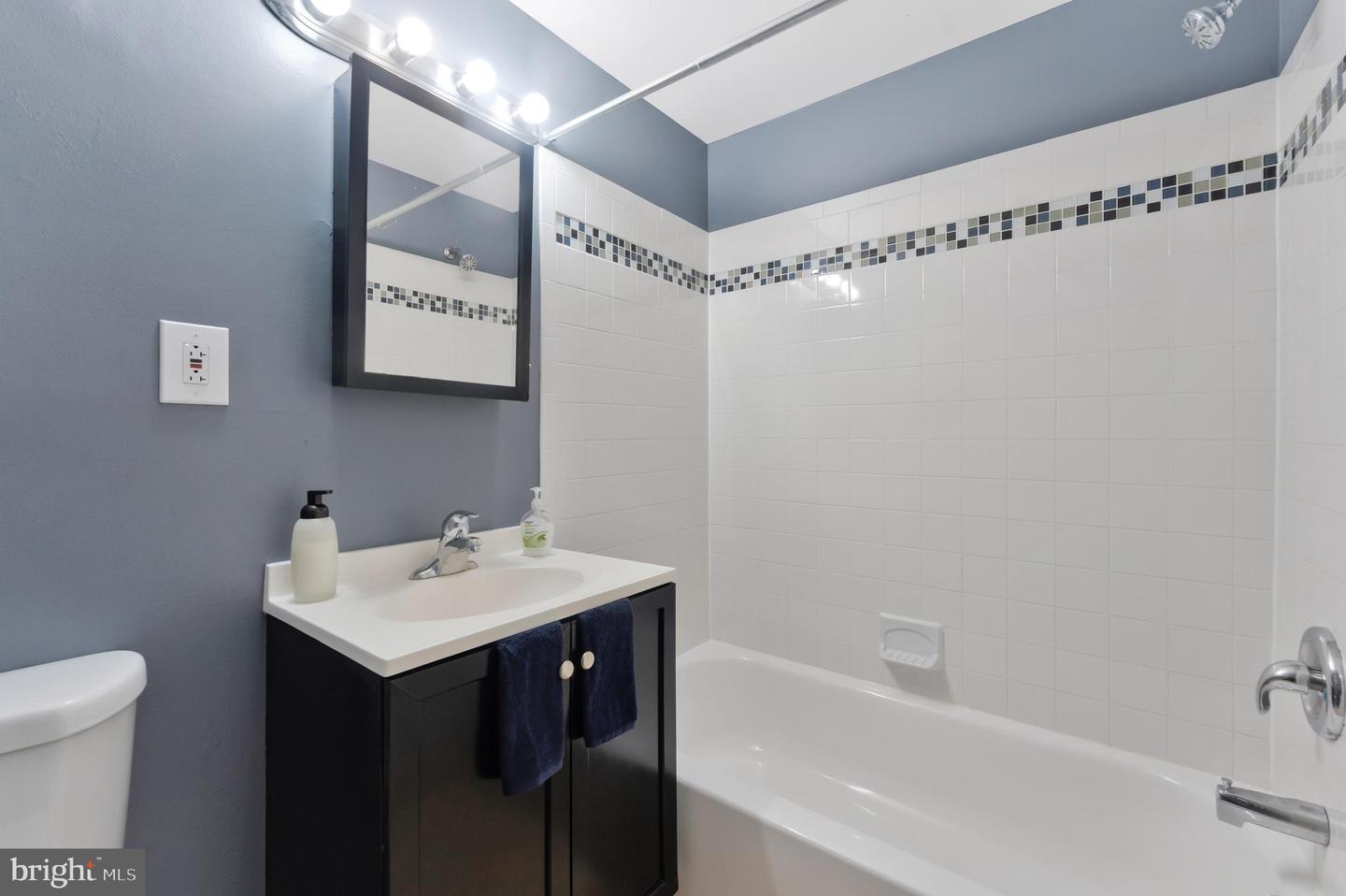 2752 HOLLYWOOD RD #102, FALLS CHURCH, Virginia 22042, 2 Bedrooms Bedrooms, ,1 BathroomBathrooms,Residential,For sale,2752 HOLLYWOOD RD #102,VAFX2205904 MLS # VAFX2205904