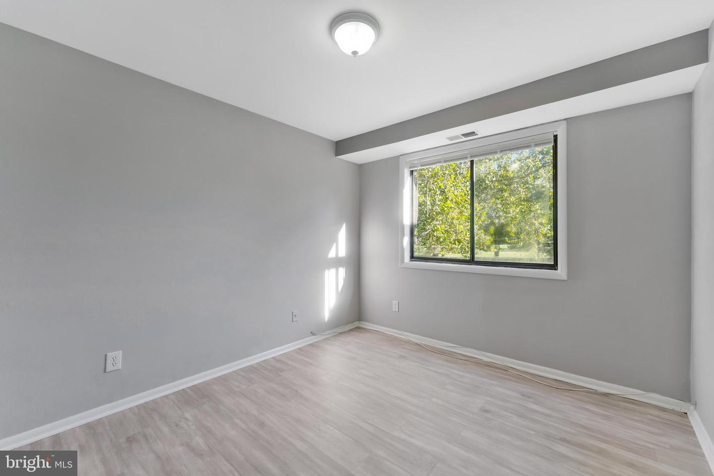 2752 HOLLYWOOD RD #102, FALLS CHURCH, Virginia 22042, 2 Bedrooms Bedrooms, ,1 BathroomBathrooms,Residential,For sale,2752 HOLLYWOOD RD #102,VAFX2205904 MLS # VAFX2205904