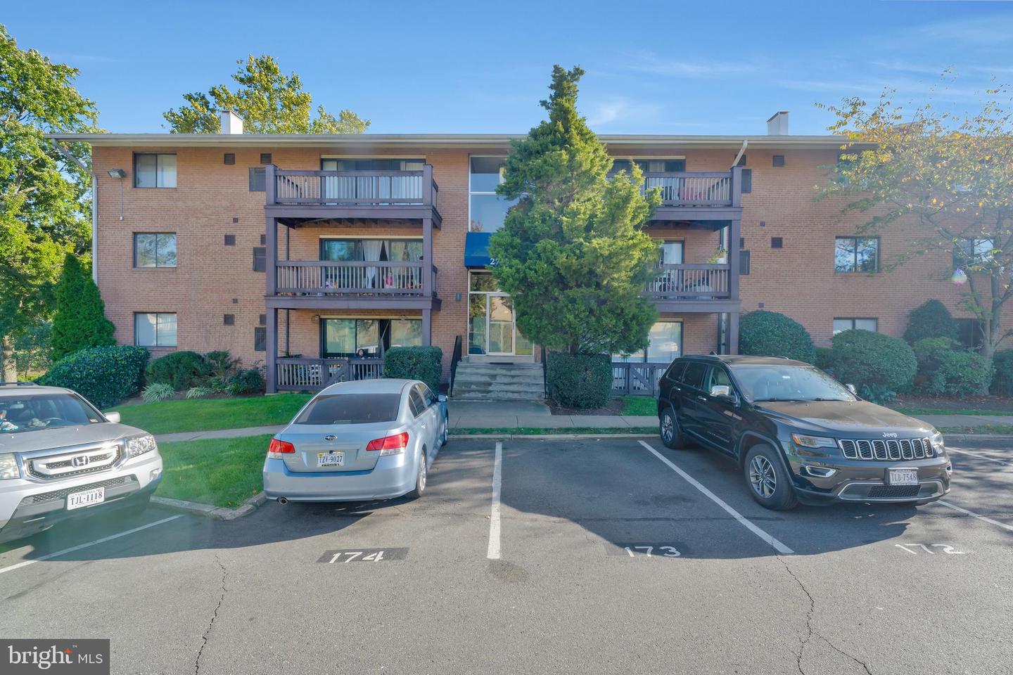 2752 HOLLYWOOD RD #102, FALLS CHURCH, Virginia 22042, 2 Bedrooms Bedrooms, ,1 BathroomBathrooms,Residential,For sale,2752 HOLLYWOOD RD #102,VAFX2205904 MLS # VAFX2205904