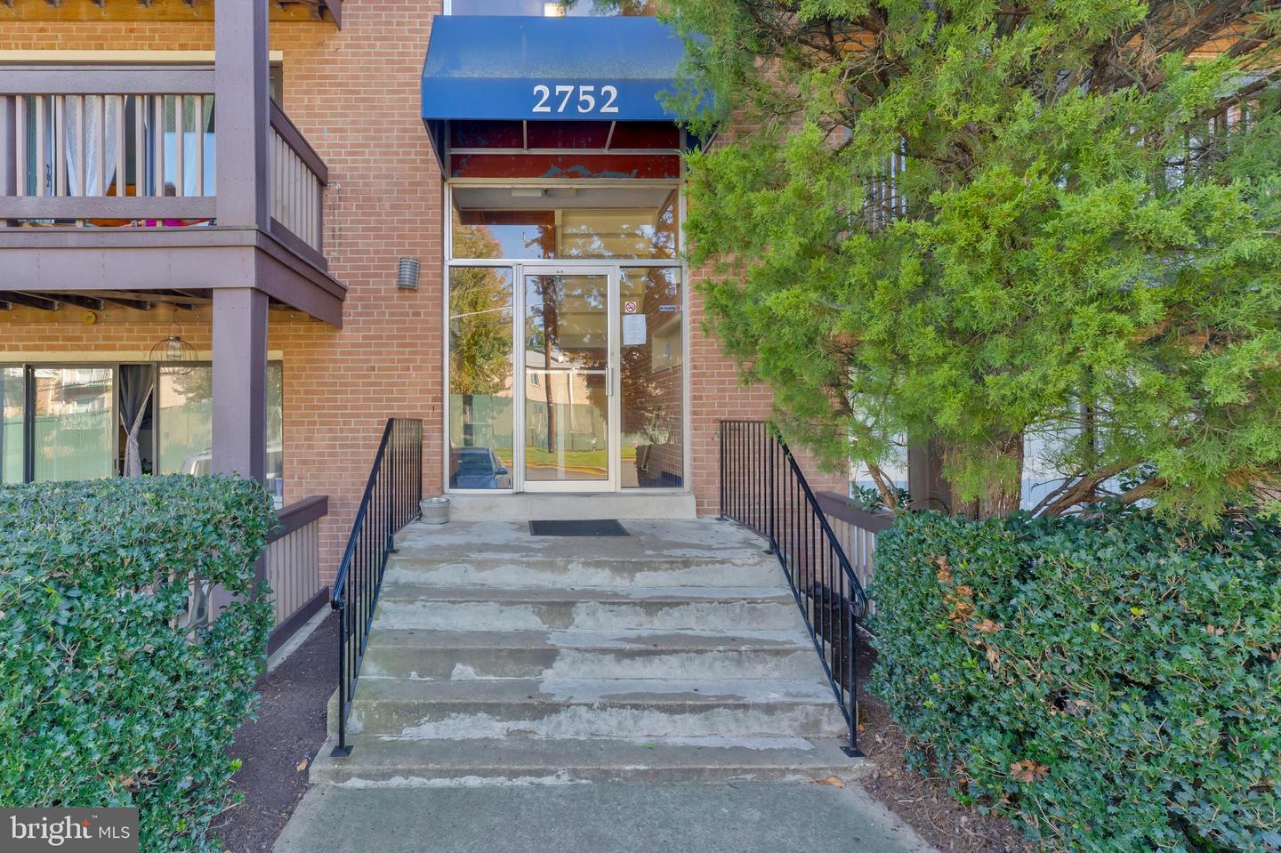 2752 HOLLYWOOD RD #102, FALLS CHURCH, Virginia 22042, 2 Bedrooms Bedrooms, ,1 BathroomBathrooms,Residential,For sale,2752 HOLLYWOOD RD #102,VAFX2205904 MLS # VAFX2205904