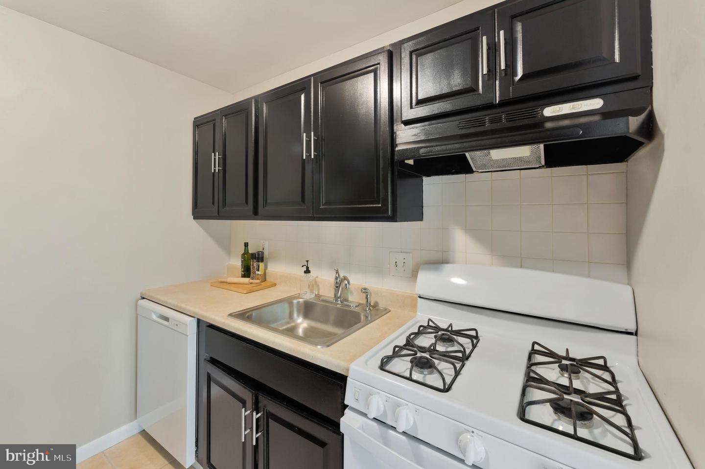 2752 HOLLYWOOD RD #102, FALLS CHURCH, Virginia 22042, 2 Bedrooms Bedrooms, ,1 BathroomBathrooms,Residential,For sale,2752 HOLLYWOOD RD #102,VAFX2205904 MLS # VAFX2205904