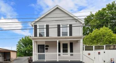 111 W HAMPTON ST, STAUNTON, Virginia 24401, 4 Bedrooms Bedrooms, ,1 BathroomBathrooms,Residential,111 W HAMPTON ST,653298 MLS # 653298