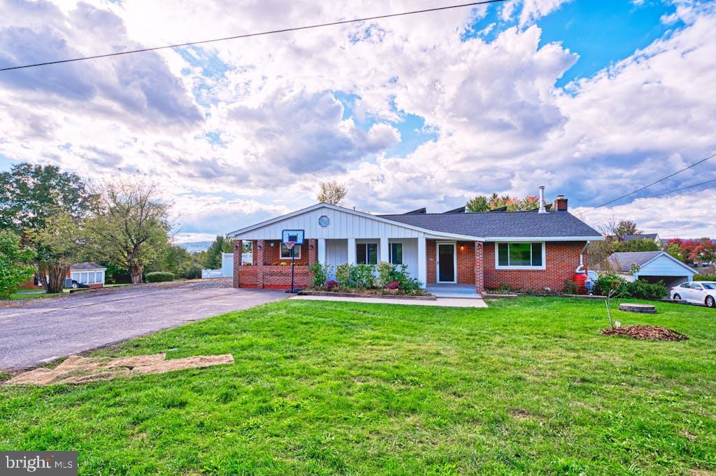 31 N BERLIN PIKE, LOVETTSVILLE, Virginia 20180, 4 Bedrooms Bedrooms, ,2 BathroomsBathrooms,Residential,For sale,31 N BERLIN PIKE,VALO2082096 MLS # VALO2082096