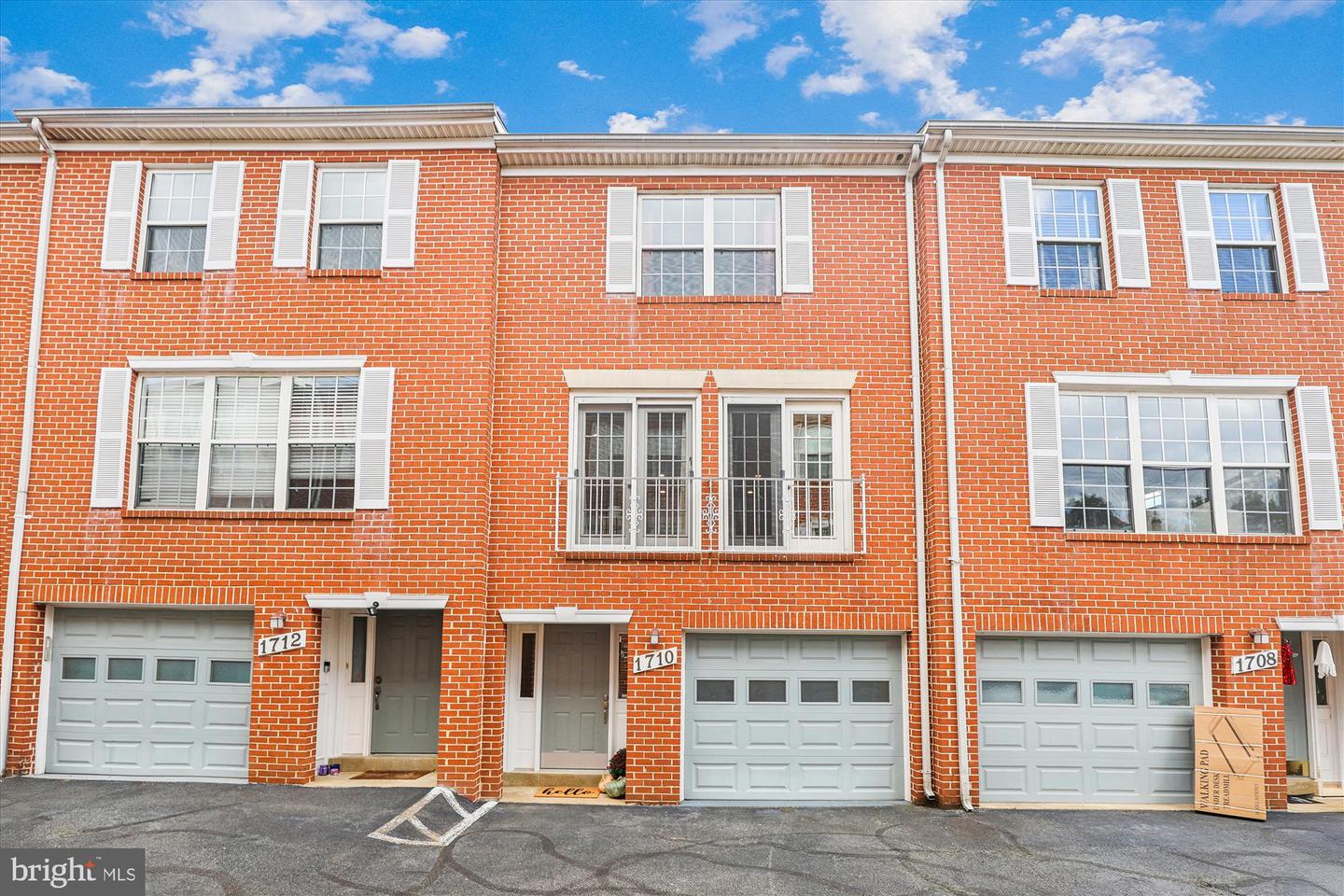 1710 S EDGEWOOD ST, ARLINGTON, Virginia 22204, 3 Bedrooms Bedrooms, ,3 BathroomsBathrooms,Residential,For sale,1710 S EDGEWOOD ST,VAAR2049870 MLS # VAAR2049870