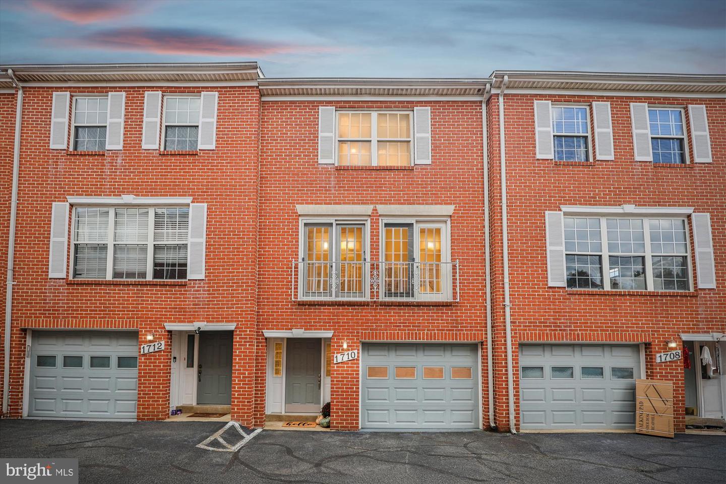 1710 S EDGEWOOD ST, ARLINGTON, Virginia 22204, 3 Bedrooms Bedrooms, ,3 BathroomsBathrooms,Residential,For sale,1710 S EDGEWOOD ST,VAAR2049870 MLS # VAAR2049870