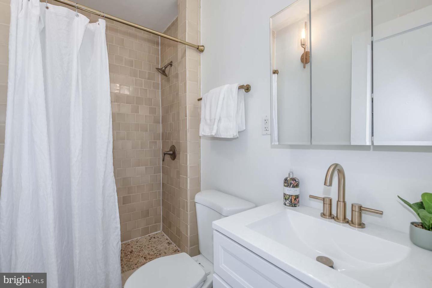 2104 D ST NE, WASHINGTON, District Of Columbia 20002, 3 Bedrooms Bedrooms, ,2 BathroomsBathrooms,Residential,For sale,2104 D ST NE,DCDC2164000 MLS # DCDC2164000