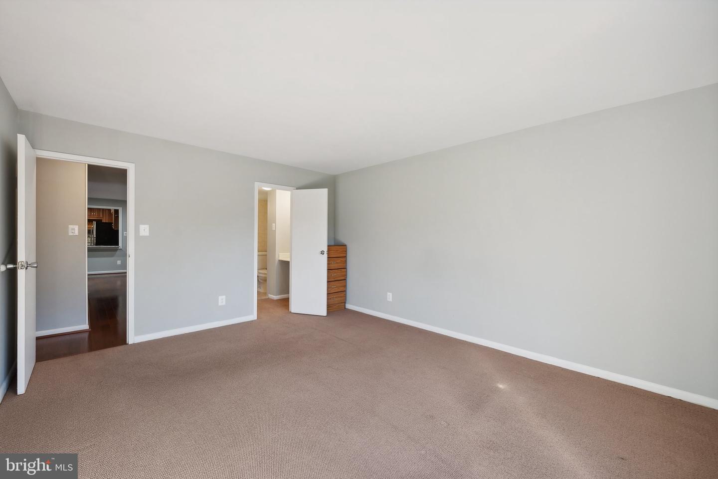 6001 ARLINGTON BLVD #324, FALLS CHURCH, Virginia 22044, 3 Bedrooms Bedrooms, ,2 BathroomsBathrooms,Residential,For sale,6001 ARLINGTON BLVD #324,VAFX2204022 MLS # VAFX2204022