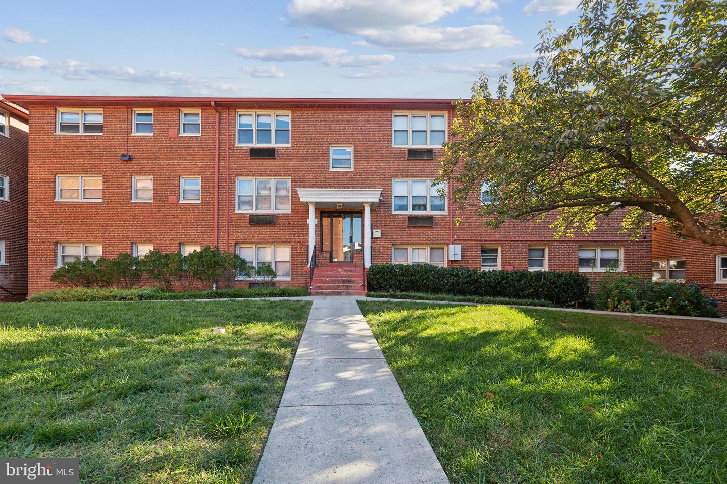 2030 N WOODROW ST #4, ARLINGTON, Virginia 22207, 2 Bedrooms Bedrooms, ,1 BathroomBathrooms,Residential,For sale,2030 N WOODROW ST #4,VAAR2049684 MLS # VAAR2049684