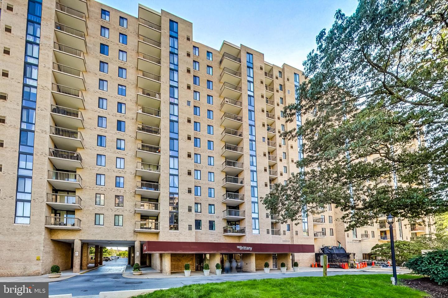 4500 S FOUR MILE RUN DR #101, ARLINGTON, Virginia 22204, 3 Bedrooms Bedrooms, ,2 BathroomsBathrooms,Residential,For sale,4500 S FOUR MILE RUN DR #101,VAAR2049894 MLS # VAAR2049894