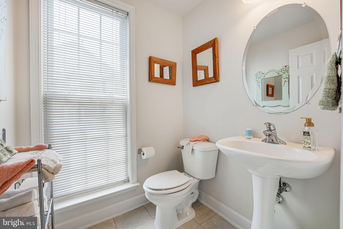 2408 HUNTINGTON PARK DR, ALEXANDRIA, Virginia 22303, 4 Bedrooms Bedrooms, ,3 BathroomsBathrooms,Residential,For sale,2408 HUNTINGTON PARK DR,VAFX2196402 MLS # VAFX2196402