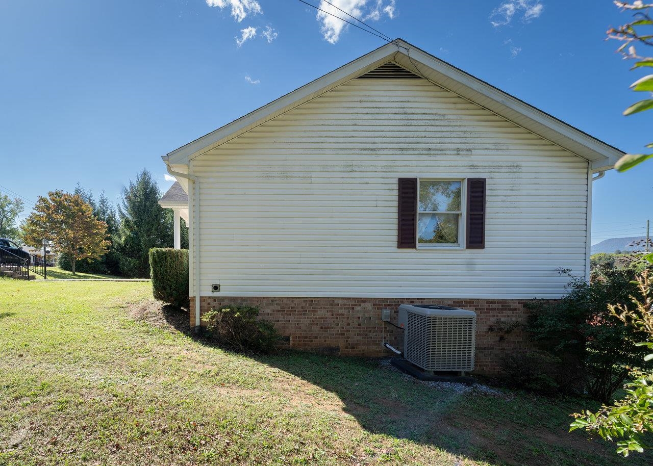 320 FIRST ST, LURAY, Virginia 22835, 3 Bedrooms Bedrooms, ,2 BathroomsBathrooms,Residential,320 FIRST ST,657776 MLS # 657776