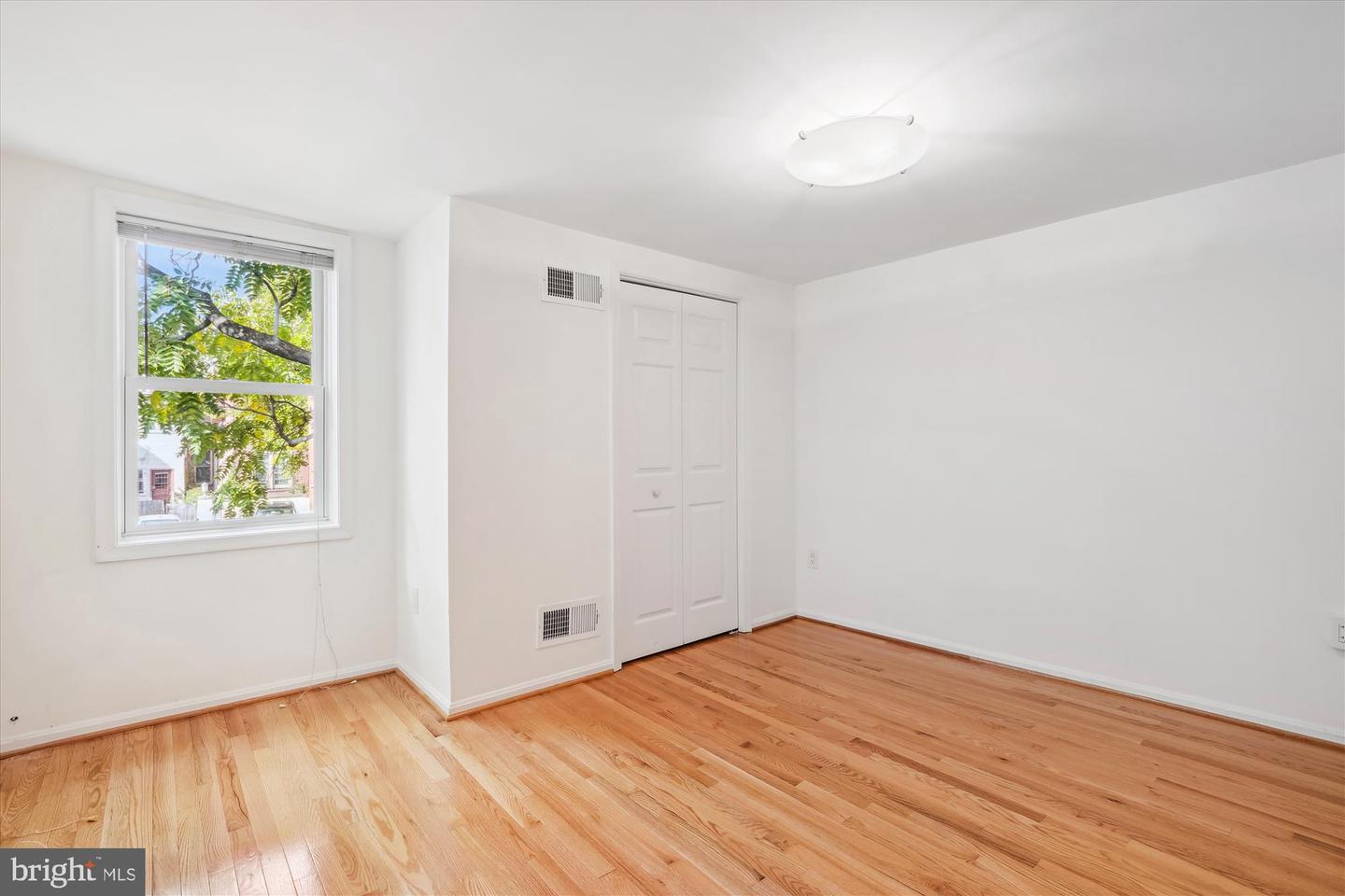 128 11TH ST NE, WASHINGTON, District Of Columbia 20002, 3 Bedrooms Bedrooms, ,1 BathroomBathrooms,Residential,For sale,128 11TH ST NE,DCDC2164002 MLS # DCDC2164002