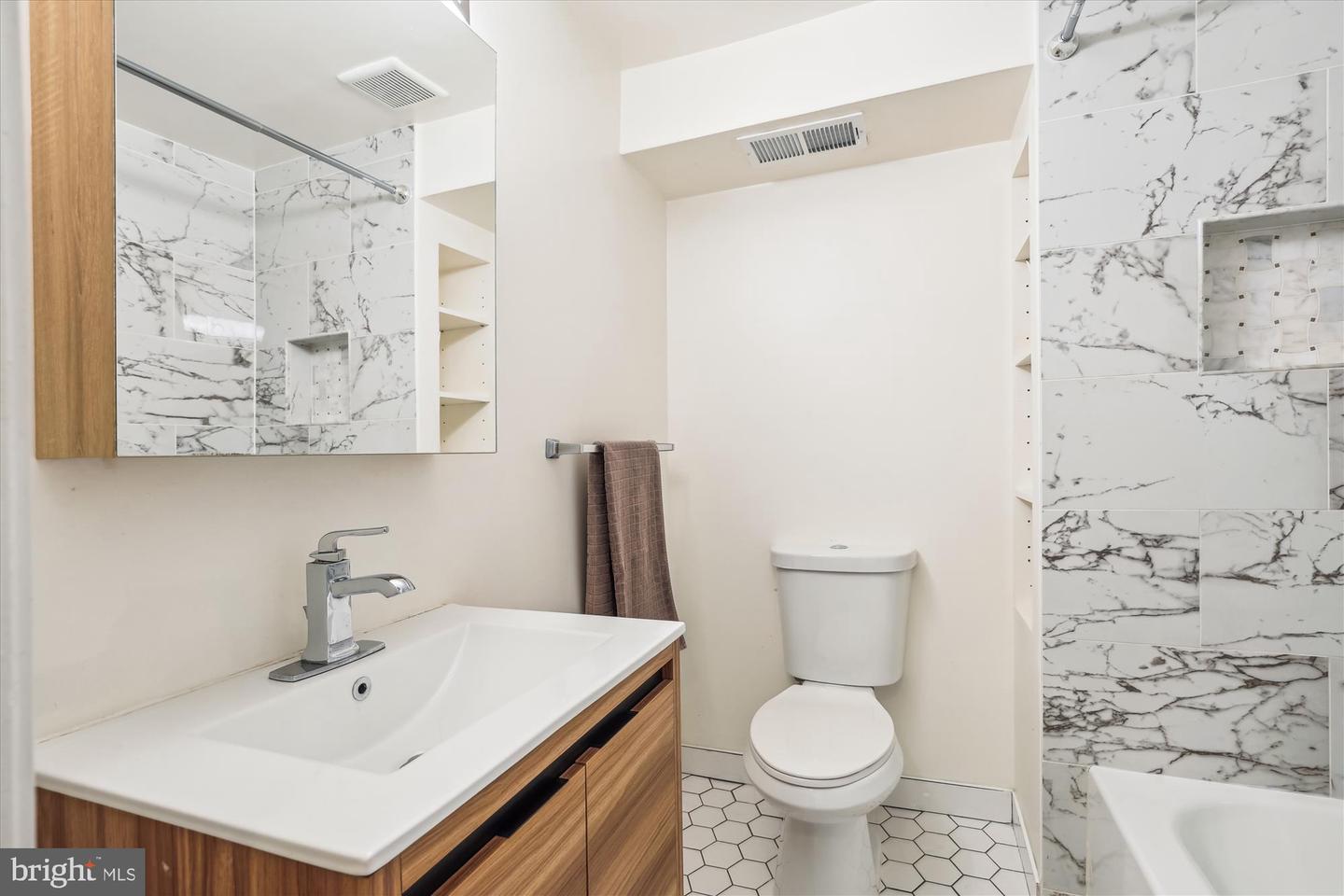 128 11TH ST NE, WASHINGTON, District Of Columbia 20002, 3 Bedrooms Bedrooms, ,1 BathroomBathrooms,Residential,For sale,128 11TH ST NE,DCDC2164002 MLS # DCDC2164002