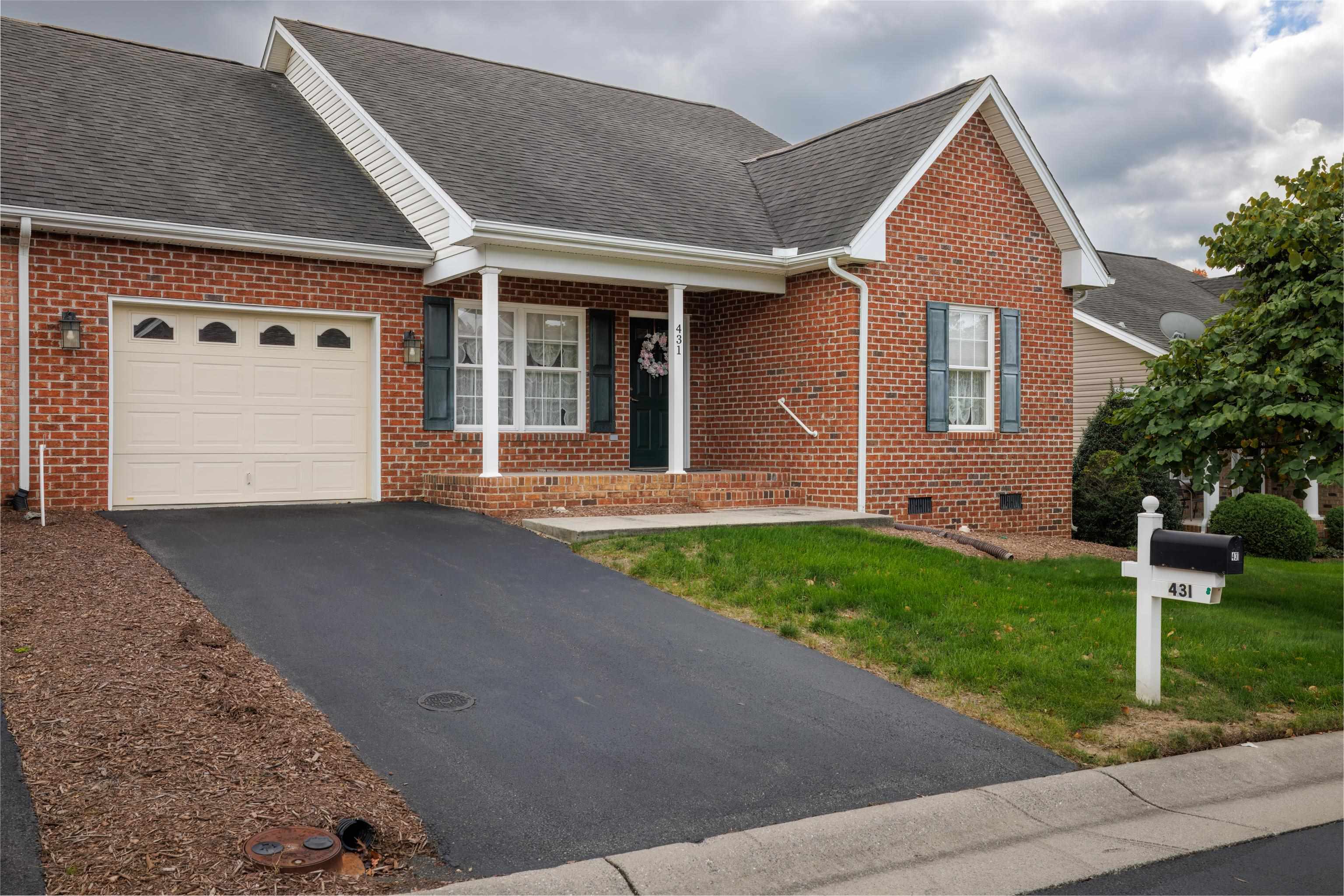 431 HICKORY GROVE CIR, HARRISONBURG, Virginia 22801, 2 Bedrooms Bedrooms, ,2 BathroomsBathrooms,Residential,431 HICKORY GROVE CIR,658040 MLS # 658040