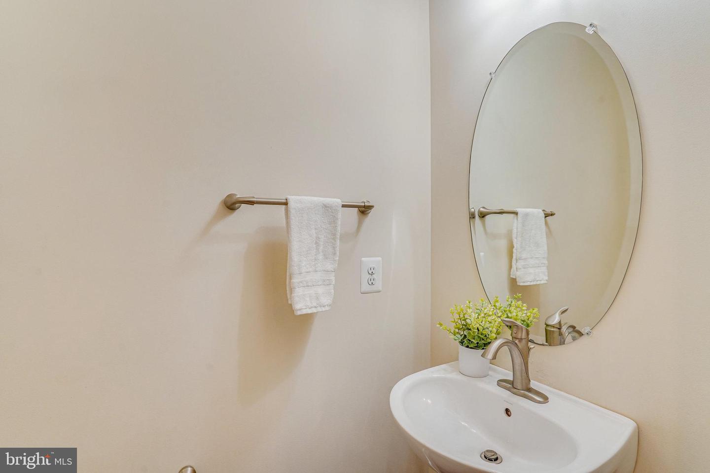 2305 MAIN LINE BLVD #101, ALEXANDRIA, Virginia 22301, 3 Bedrooms Bedrooms, ,2 BathroomsBathrooms,Residential,For sale,2305 MAIN LINE BLVD #101,VAAX2038920 MLS # VAAX2038920