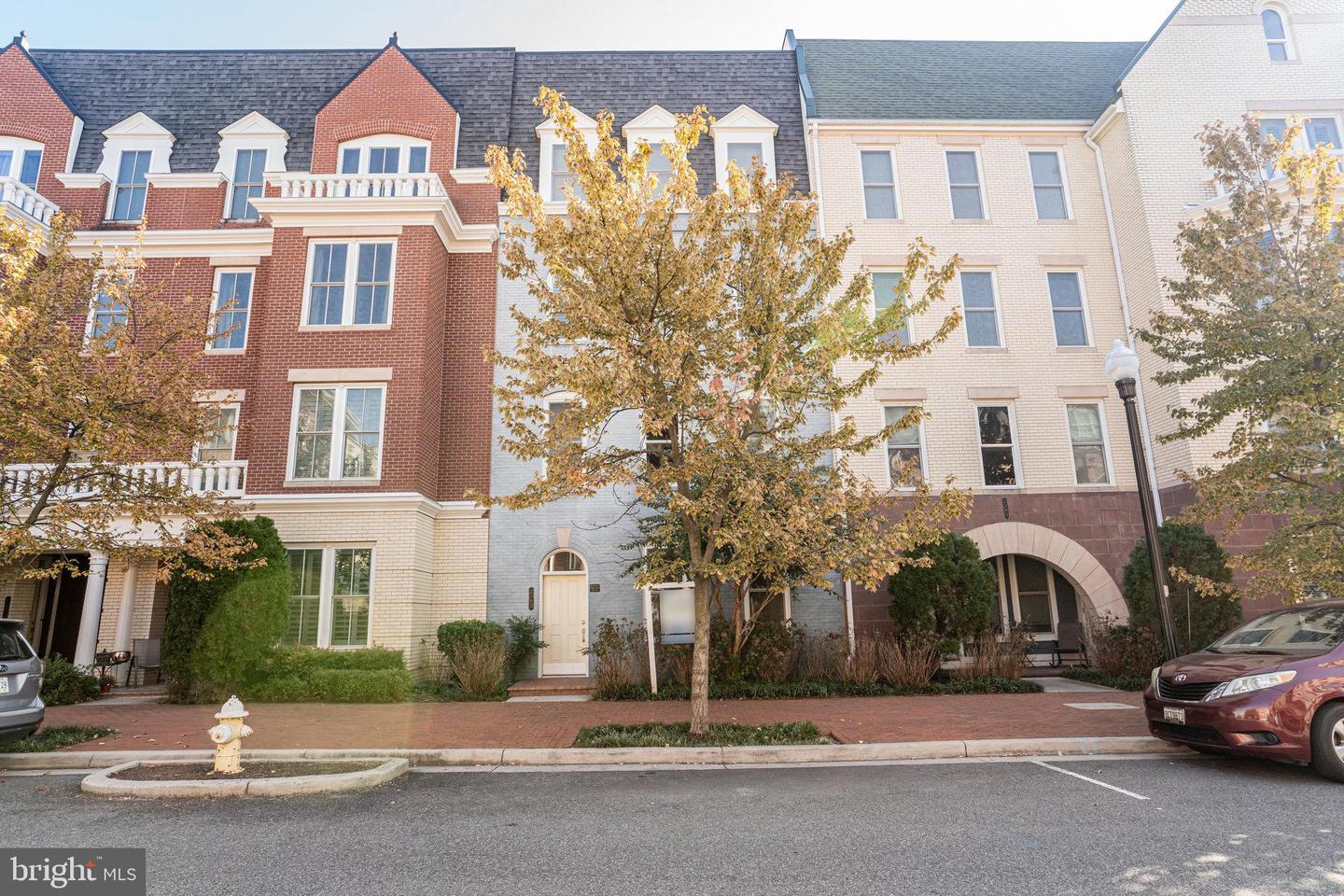 2305 MAIN LINE BLVD #101, ALEXANDRIA, Virginia 22301, 3 Bedrooms Bedrooms, ,2 BathroomsBathrooms,Residential,For sale,2305 MAIN LINE BLVD #101,VAAX2038920 MLS # VAAX2038920