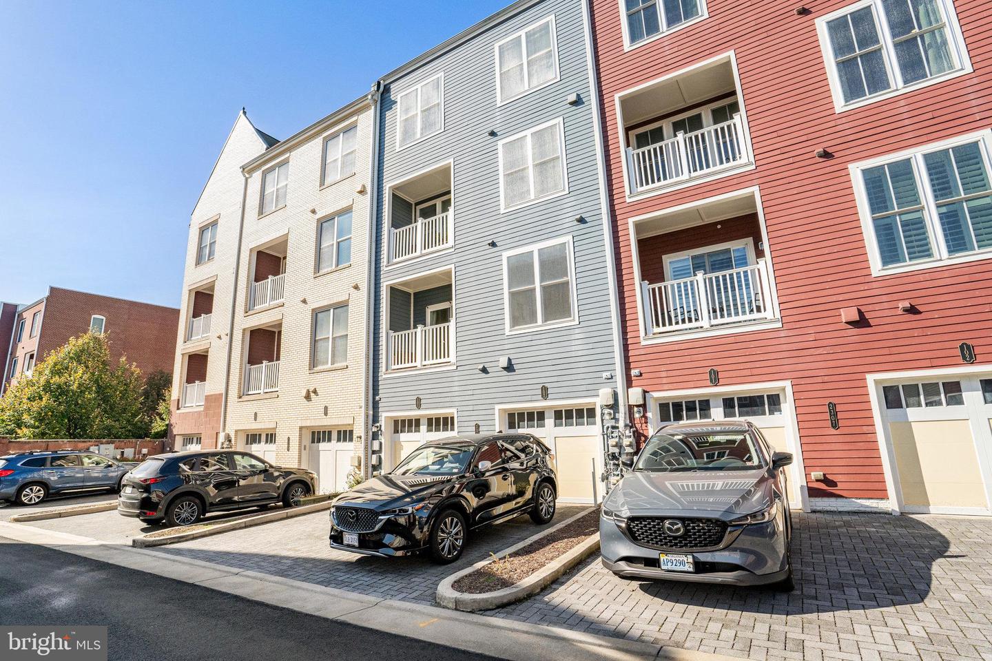 2305 MAIN LINE BLVD #101, ALEXANDRIA, Virginia 22301, 3 Bedrooms Bedrooms, ,2 BathroomsBathrooms,Residential,For sale,2305 MAIN LINE BLVD #101,VAAX2038920 MLS # VAAX2038920