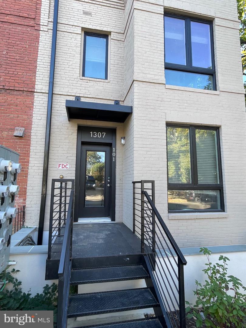 1307 K ST SE #101, WASHINGTON, District Of Columbia 20003, 1 Bedroom Bedrooms, ,1 BathroomBathrooms,Residential,For sale,1307 K ST SE #101,DCDC2166026 MLS # DCDC2166026