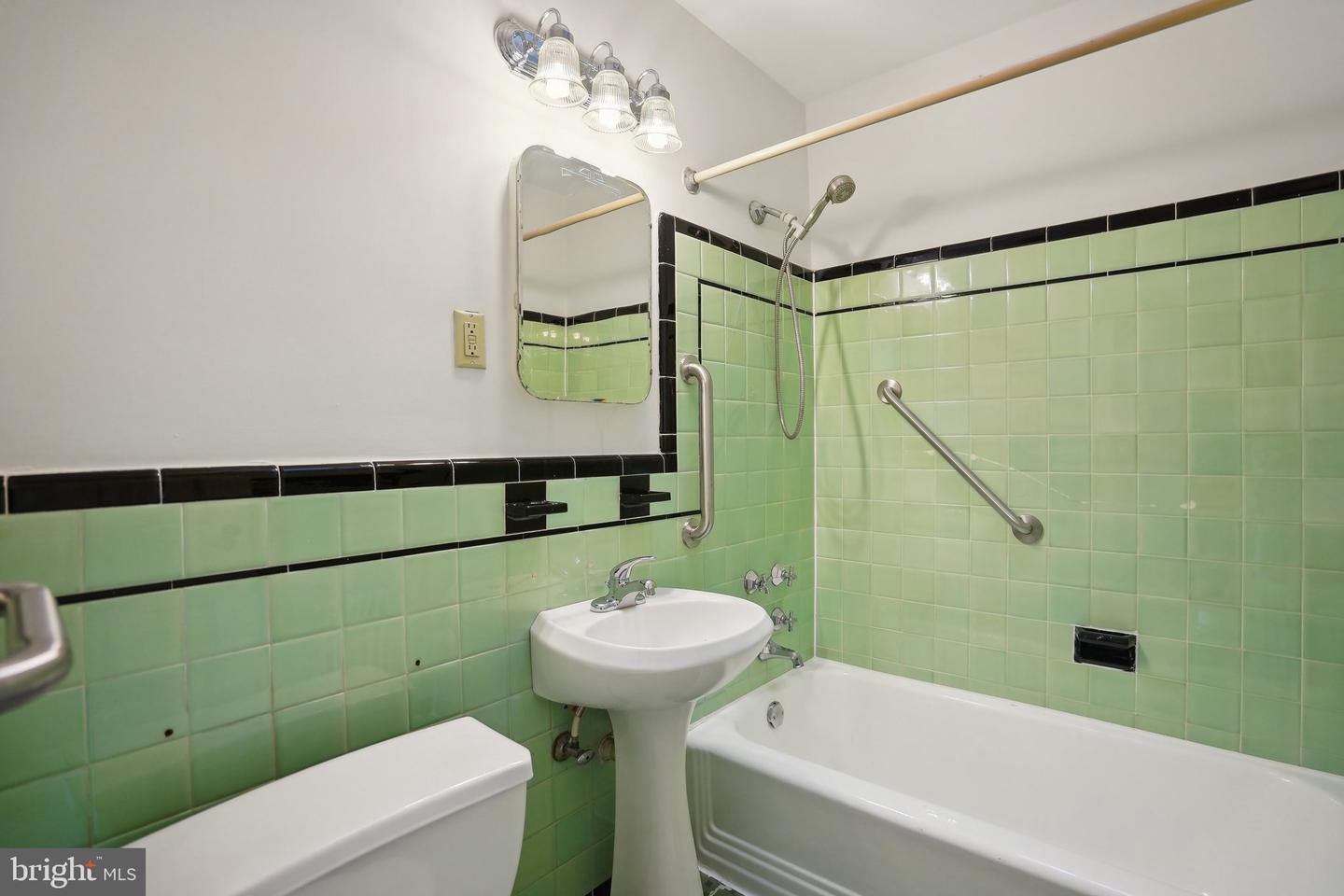 814 20TH ST NE, WASHINGTON, District Of Columbia 20002, 3 Bedrooms Bedrooms, ,1 BathroomBathrooms,Residential,For sale,814 20TH ST NE,DCDC2154560 MLS # DCDC2154560