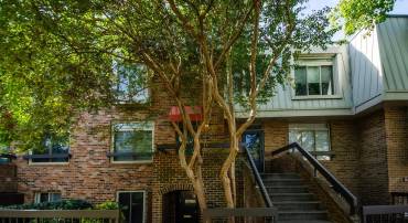 1655 S HAYES ST #B, ARLINGTON, Virginia 22202, 2 Bedrooms Bedrooms, ,2 BathroomsBathrooms,Residential,For sale,1655 S HAYES ST #B,VAAR2049748 MLS # VAAR2049748