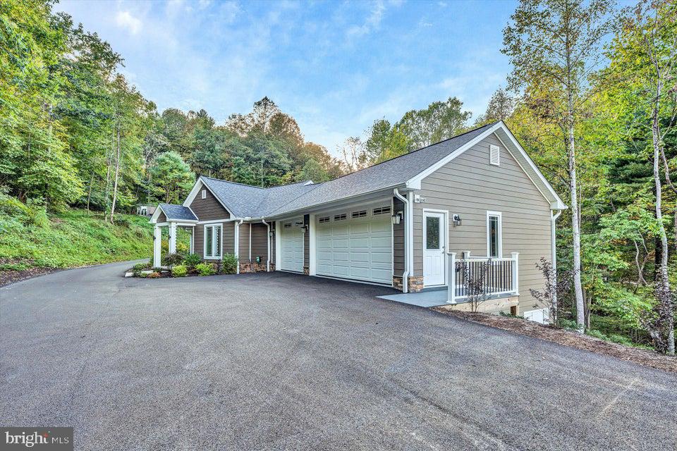 6932 POAGE VALLEY RD EXT RD, ROANOKE, Virginia 24018, 4 Bedrooms Bedrooms, ,4 BathroomsBathrooms,Residential,For sale,6932 POAGE VALLEY RD EXT RD,VARK2000038 MLS # VARK2000038