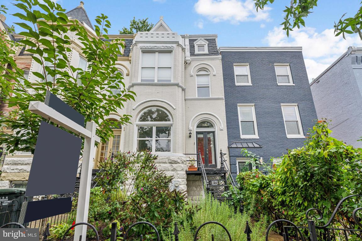 706 12TH ST NE, WASHINGTON, District Of Columbia 20002, 3 Bedrooms Bedrooms, 3 Rooms Rooms,3 BathroomsBathrooms,Residential,For sale,706 12TH ST NE,DCDC2160520 MLS # DCDC2160520