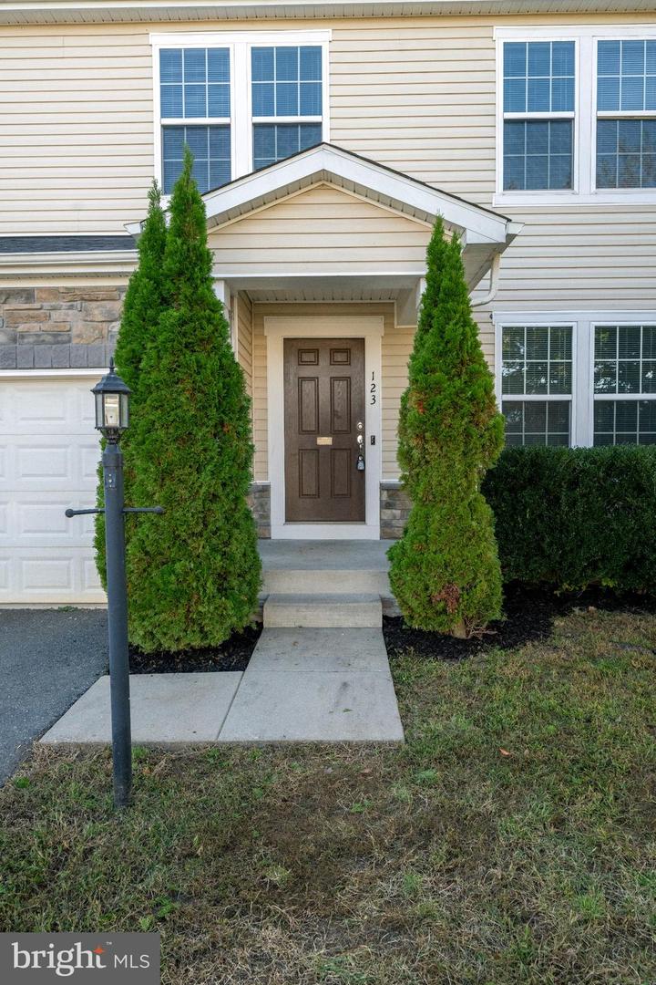 123 ROYAL CRESCENT WAY, FREDERICKSBURG, Virginia 22406, 4 Bedrooms Bedrooms, ,3 BathroomsBathrooms,Residential,For sale,123 ROYAL CRESCENT WAY,VAST2033302 MLS # VAST2033302