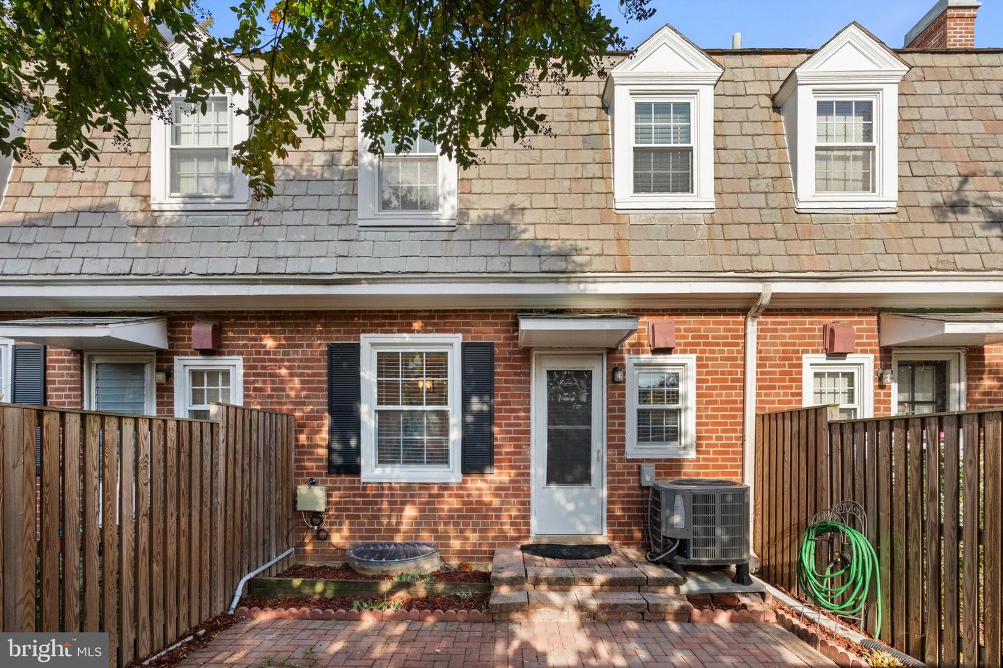 4202 34TH ST S, ARLINGTON, Virginia 22206, 2 Bedrooms Bedrooms, 4 Rooms Rooms,2 BathroomsBathrooms,Residential,For sale,4202 34TH ST S,VAAR2050124 MLS # VAAR2050124