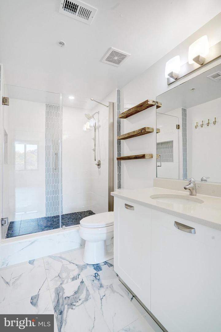 2451 MIDTOWN AVE #927, ALEXANDRIA, Virginia 22303, 2 Bedrooms Bedrooms, ,2 BathroomsBathrooms,Residential,For sale,2451 MIDTOWN AVE #927,VAFX2208000 MLS # VAFX2208000