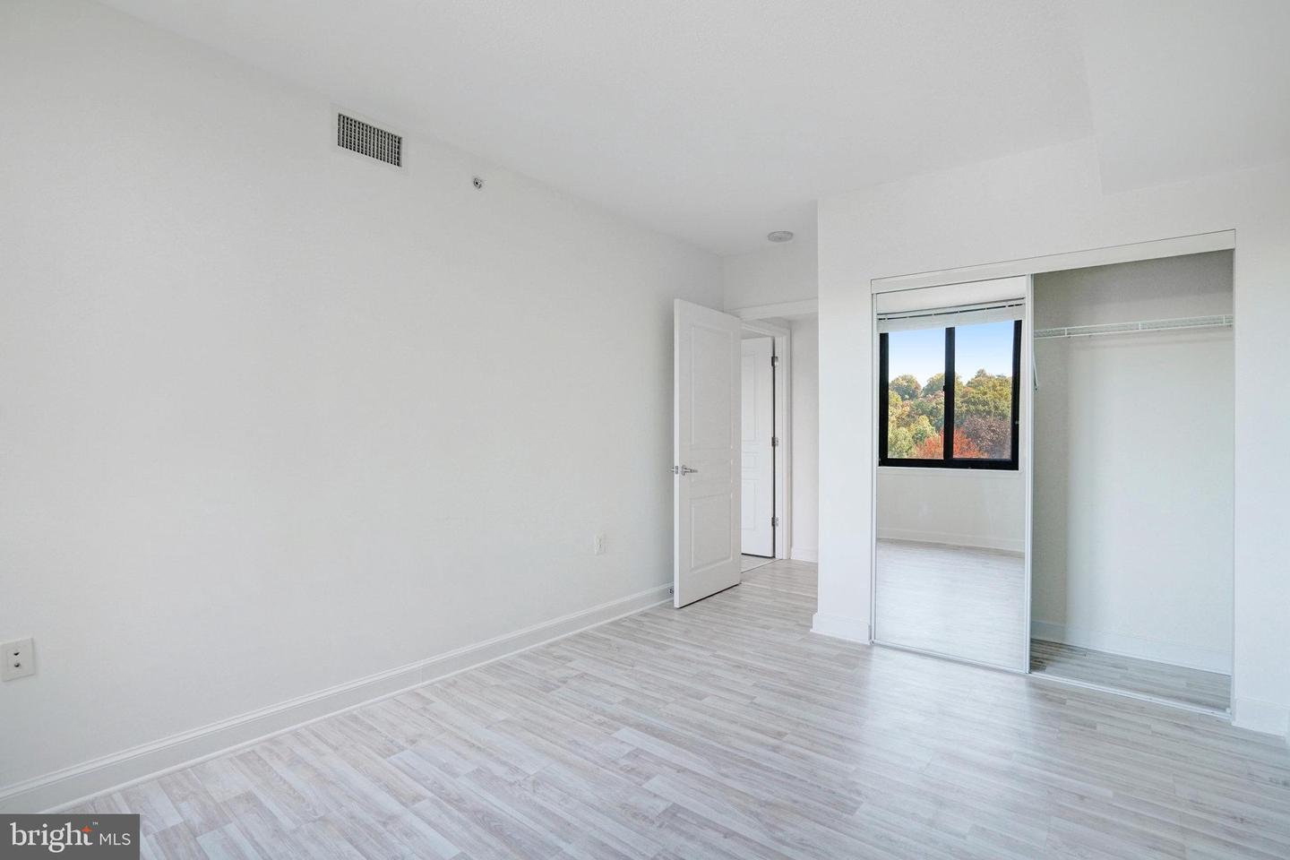 2451 MIDTOWN AVE #927, ALEXANDRIA, Virginia 22303, 2 Bedrooms Bedrooms, ,2 BathroomsBathrooms,Residential,For sale,2451 MIDTOWN AVE #927,VAFX2208000 MLS # VAFX2208000