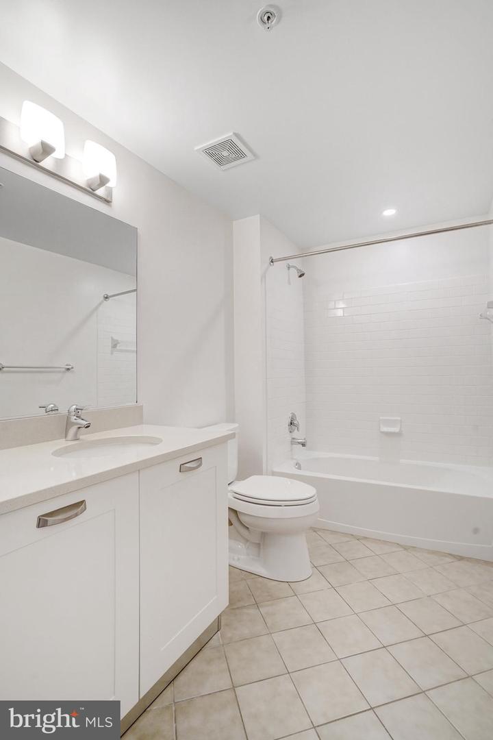 2451 MIDTOWN AVE #927, ALEXANDRIA, Virginia 22303, 2 Bedrooms Bedrooms, ,2 BathroomsBathrooms,Residential,For sale,2451 MIDTOWN AVE #927,VAFX2208000 MLS # VAFX2208000