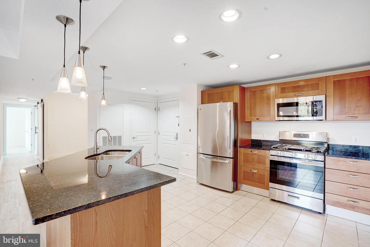 2451 MIDTOWN AVE #927, ALEXANDRIA, Virginia 22303, 2 Bedrooms Bedrooms, ,2 BathroomsBathrooms,Residential,For sale,2451 MIDTOWN AVE #927,VAFX2208000 MLS # VAFX2208000