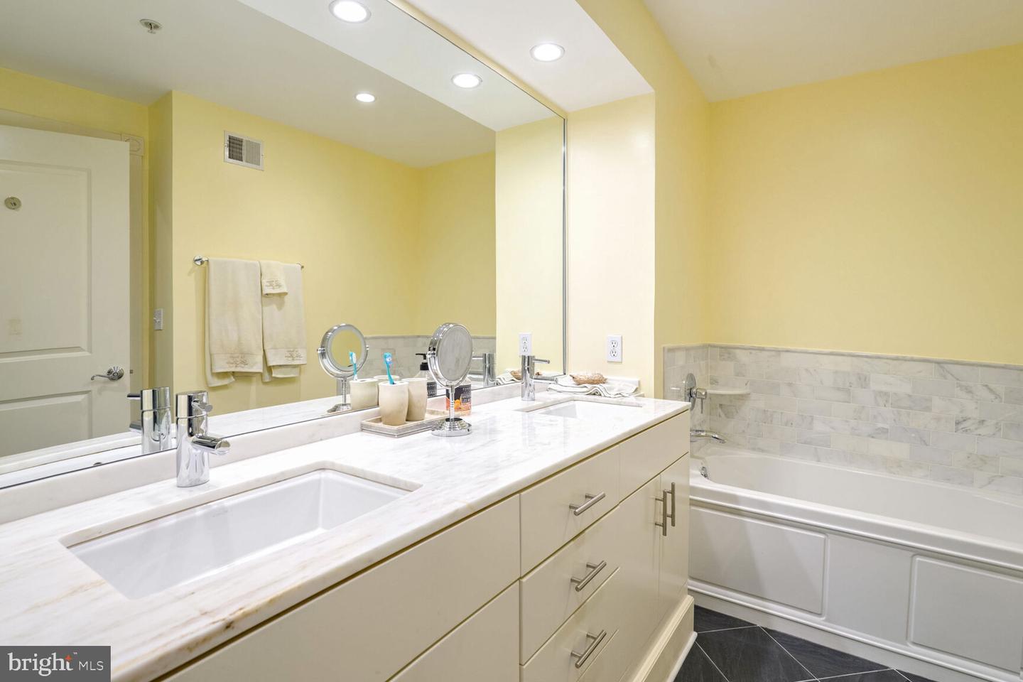 900 N WASHINGTON ST #103E, ALEXANDRIA, Virginia 22314, 2 Bedrooms Bedrooms, ,2 BathroomsBathrooms,Residential,For sale,900 N WASHINGTON ST #103E,VAAX2039216 MLS # VAAX2039216