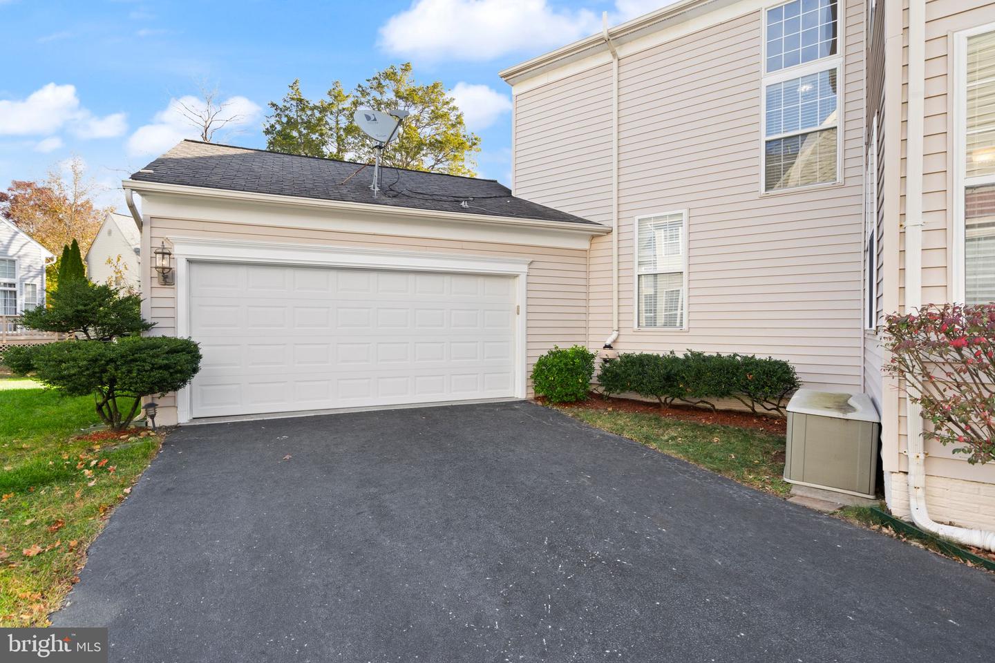 25336 RIPLEYS FIELD DR, CHANTILLY, Virginia 20152, 3 Bedrooms Bedrooms, ,3 BathroomsBathrooms,Residential,For sale,25336 RIPLEYS FIELD DR,VALO2079330 MLS # VALO2079330