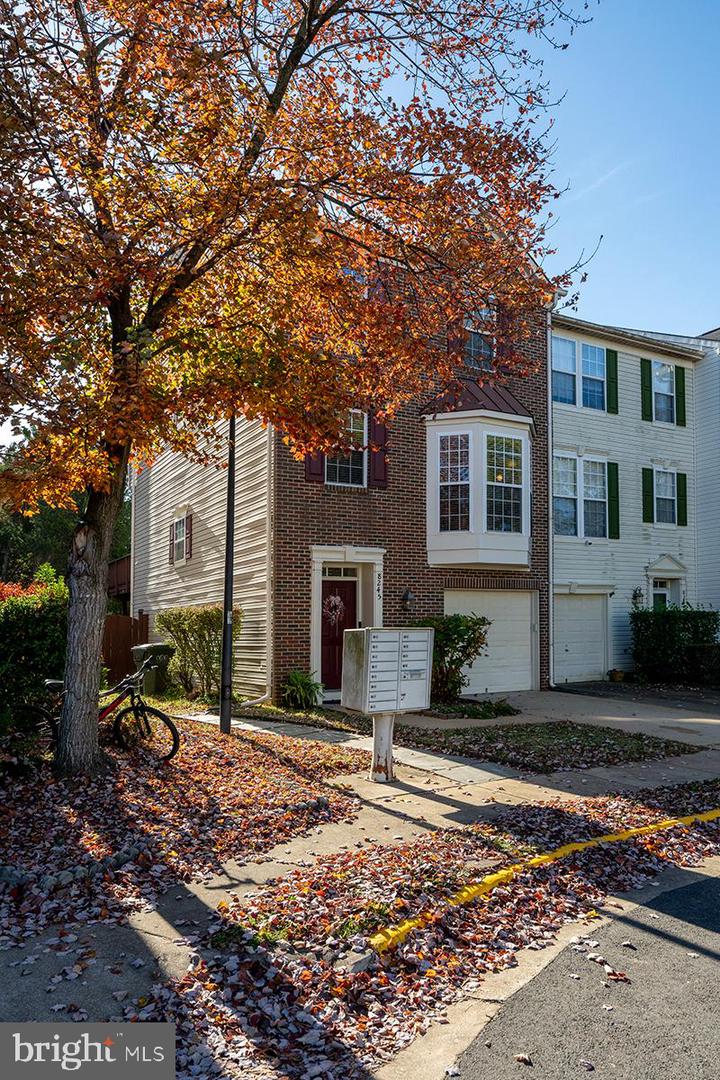 8245 LAMBERTS LN, ALEXANDRIA, Virginia 22309, 3 Bedrooms Bedrooms, ,2 BathroomsBathrooms,Residential,For sale,8245 LAMBERTS LN,VAFX2208878 MLS # VAFX2208878