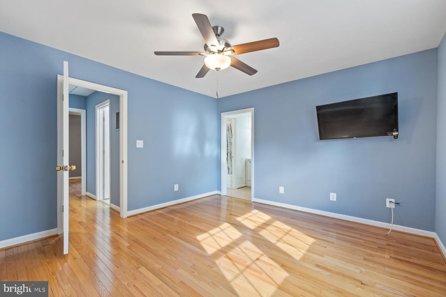 8141 CARRLEIGH PKWY, SPRINGFIELD, Virginia 22152, 2 Bedrooms Bedrooms, ,1 BathroomBathrooms,Residential,For sale,8141 CARRLEIGH PKWY,VAFX2210332 MLS # VAFX2210332