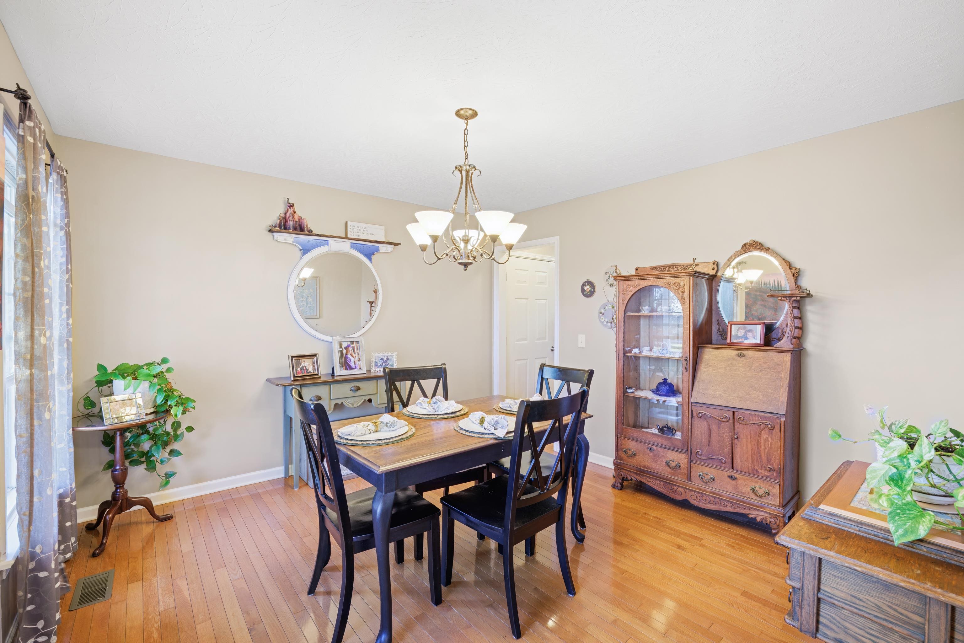 *hardwood floors *bright & cheery room