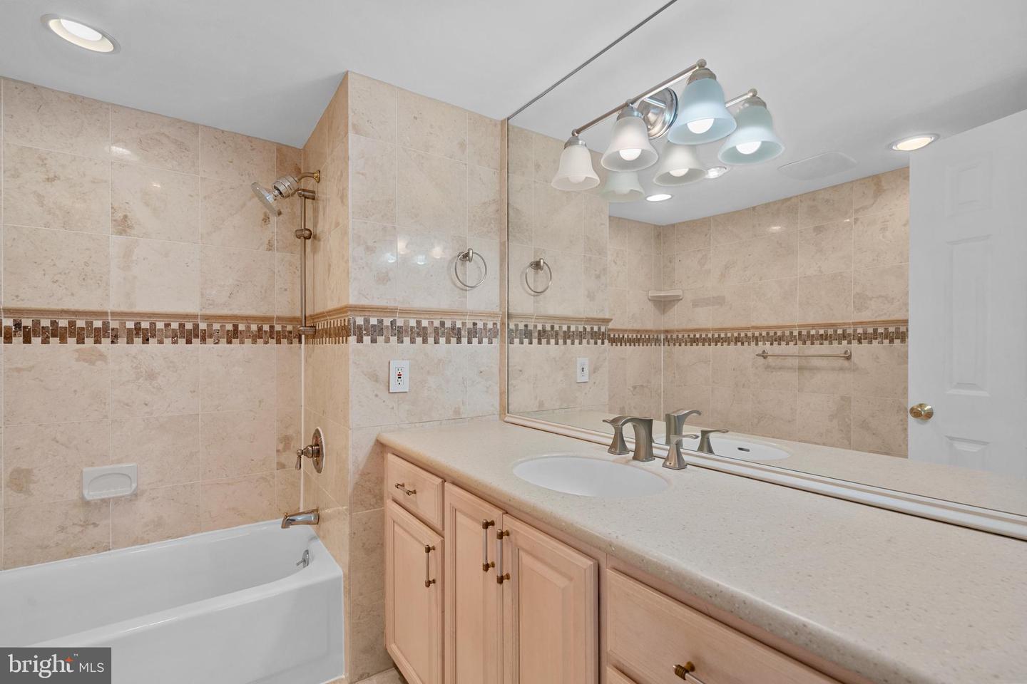 6101 EDSALL RD #611, ALEXANDRIA, Virginia 22304, 2 Bedrooms Bedrooms, ,2 BathroomsBathrooms,Residential,For sale,6101 EDSALL RD #611,VAAX2039594 MLS # VAAX2039594