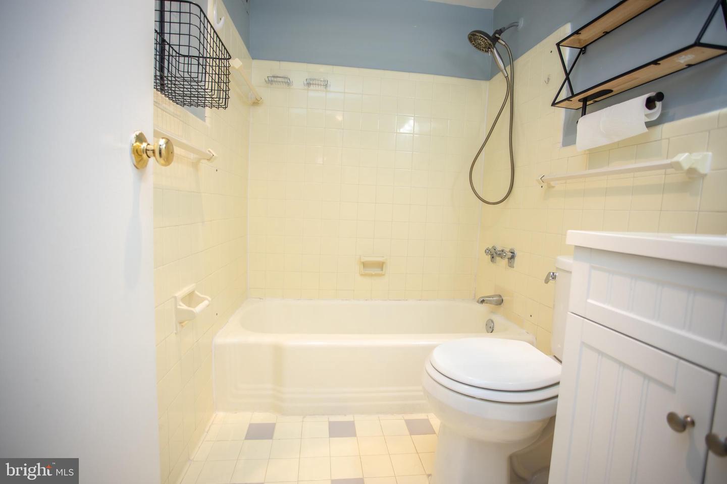 6621 WAKEFIELD DR #411, ALEXANDRIA, Virginia 22307, 1 Bedroom Bedrooms, ,1 BathroomBathrooms,Residential,For sale,6621 WAKEFIELD DR #411,VAFX2210690 MLS # VAFX2210690