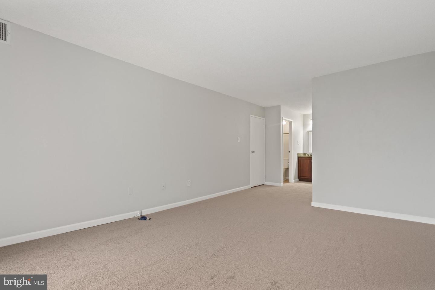 5300 HOLMES RUN PKWY #1102, ALEXANDRIA, Virginia 22304, 2 Bedrooms Bedrooms, ,2 BathroomsBathrooms,Residential,For sale,5300 HOLMES RUN PKWY #1102,VAAX2039598 MLS # VAAX2039598