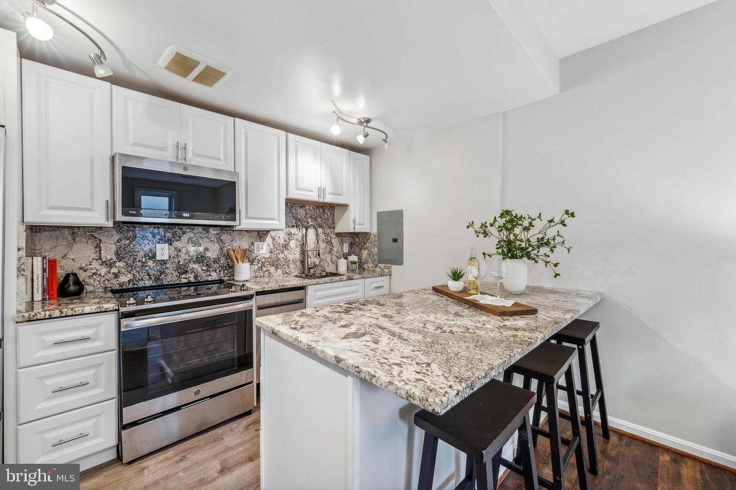 1421 COLUMBIA RD NW #303, WASHINGTON, District Of Columbia 20009, 2 Bedrooms Bedrooms, 5 Rooms Rooms,1 BathroomBathrooms,Residential,For sale,1421 COLUMBIA RD NW #303,DCDC2168838 MLS # DCDC2168838